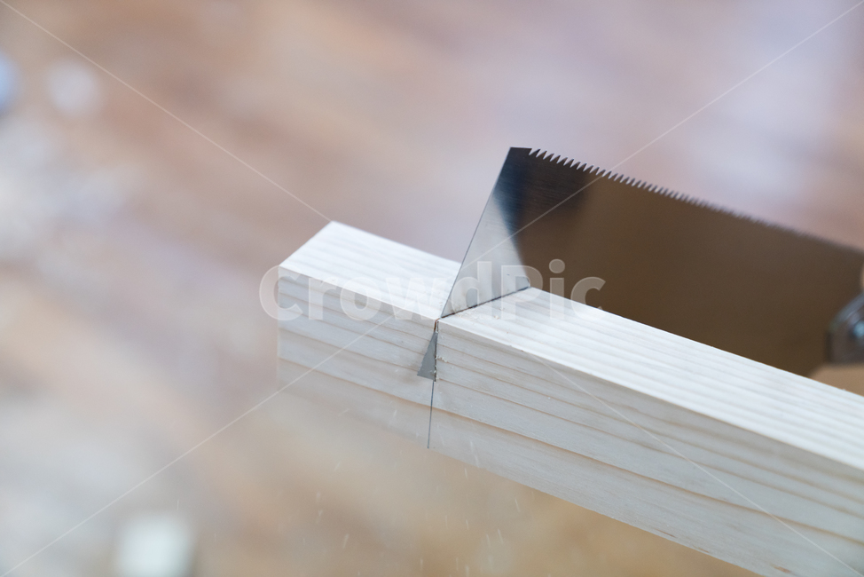 목공,실내,건축,목수,인테리어,나무,목재,수리,도구,공구,금속,탁자,테이블,기술,가공,수작업,수공구,위험한,날카로운,먼지,가루,톱,톱질,톱밥,톱날,자르다,절단,작업,양날톱,산업,industry,industrial,제조업,manufacturing business,manufacturing industry