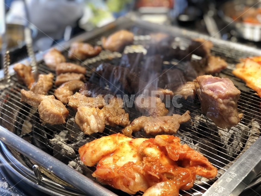 고기,삼겹살,외식,고기집,불판,고기굽기,김치굽기,자글자글,음식,육식,회식,육류,고기류,배고픔,맛있는,저녁,저녁식사,바베큐,food,bbq