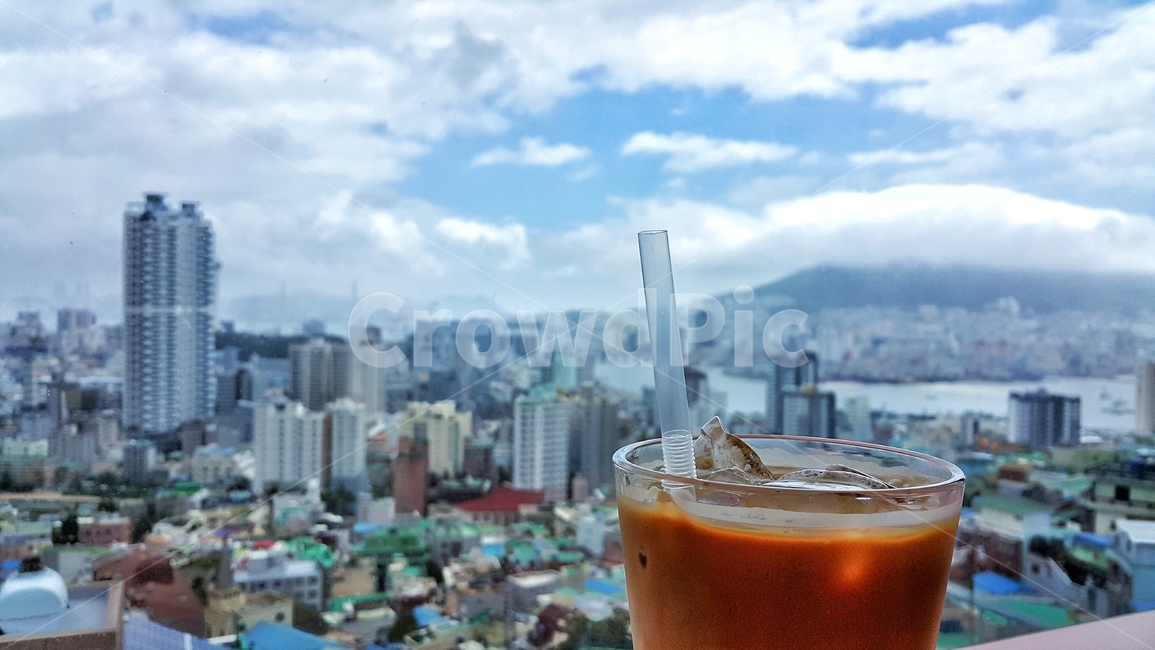 부산,바다,커피,카페라떼,아이스,얼음,빨대,유리잔,행복마을,영도구,봉래산,구름,하늘,초장동,도시,풍경,city,landscape,한국도시풍경,한국도시경관,korea cityscape,커피,카페,coffee,cafe,beverage,마실 것,juice,주스,drink,음주