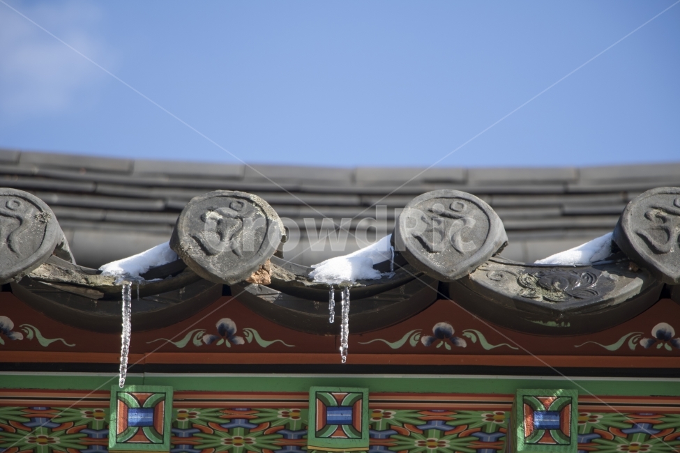 사진,단독사진,디자인,소스,포토,사진자료,배경,배경사진,풍경,한국,전통,민속,사찰,절,불교,종교,하늘,기와,기와집,푸른하늘,전통가옥,한옥,건축,건축물,건축양식,기와지붕,지붕,동양,단층,눈,고드름,봄,겨울,겨울,계절,winter,season,한국전통,한국문화,korean traditional,korean culture,건축물,건물외관,exterior,building,structure,architecture,construction