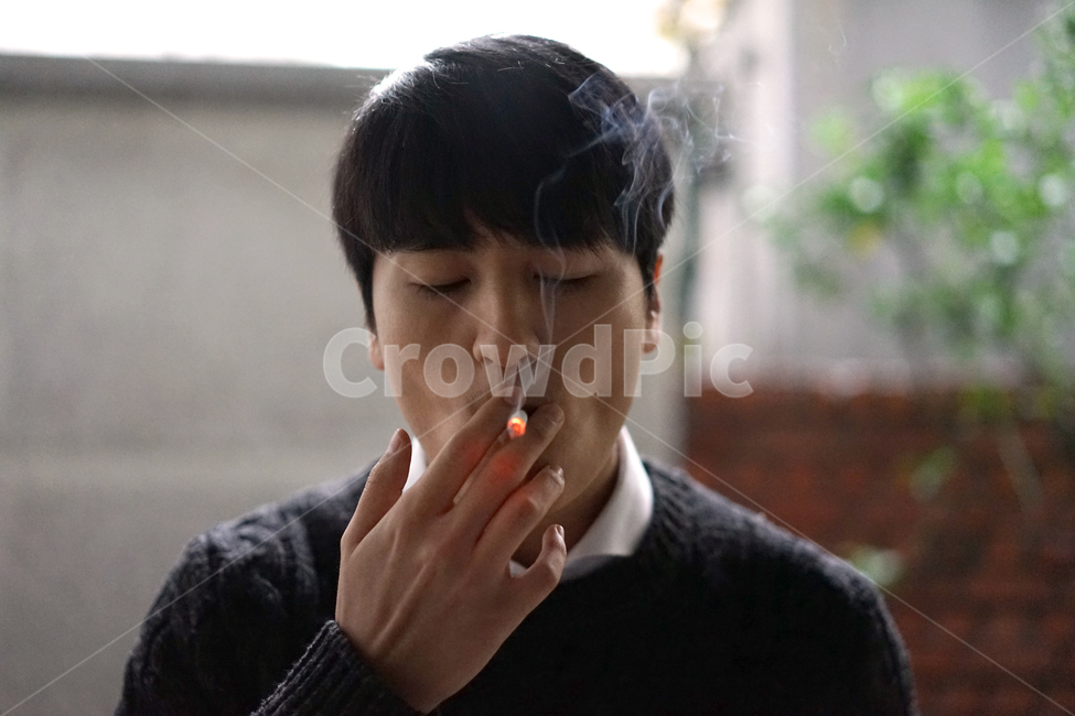 남성,남자,담배연기,담배,흡연,금연,니코틴,사람,인물,인간,human,person,남성,남자,man,male,건강,헬스웨어,헬스케어,healthware,health care