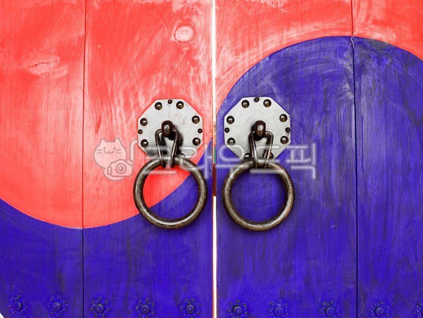 door,Taegeuk shape,Taegeukmun,pattern,tradition,wooden door,doorknob