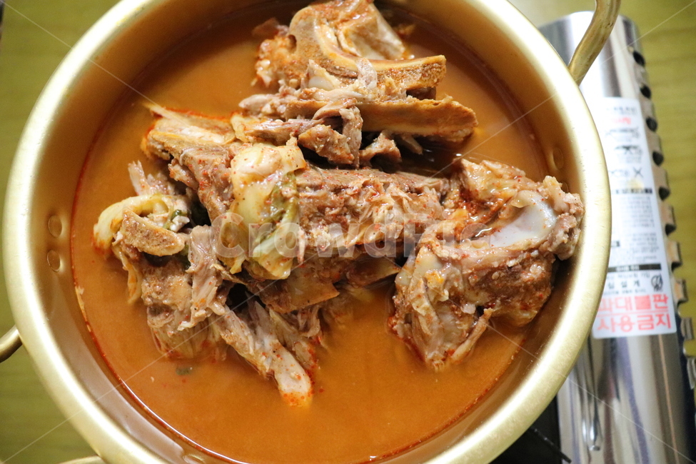 뼈해장국,돼지등뼈,감자탕,koreafood,한국음식,야식,해장국,안주,요리,국밥,뚝배기,koreanfood,뼈다귀해장국,고기,dishes,meal,음식,meat,koreancook,한식,음식,식재료,요리,food,cook,meal,dishes,food reserves,한식,한국음식,한국요리,korean food,korean dishes,korean meal,korean cook