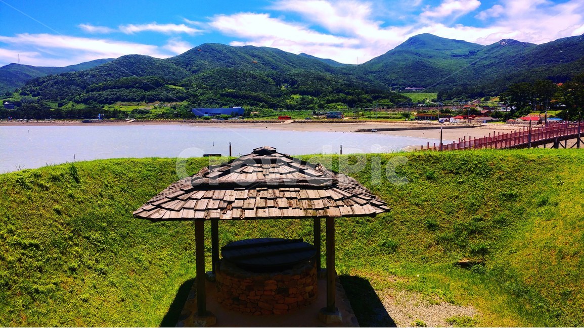 풍경,바다,완도,구름,마을,자연,우물,나무,다리,식물,산,청해진유적지,날씨,배경,전남,전라남도,landscape,sea,sky,cloud,road,mountain,tree,nature,plants,bridge,자연,풍경,nature,landscape,건축물,건물외관,exterior,building,structure,architecture,construction,water,물
