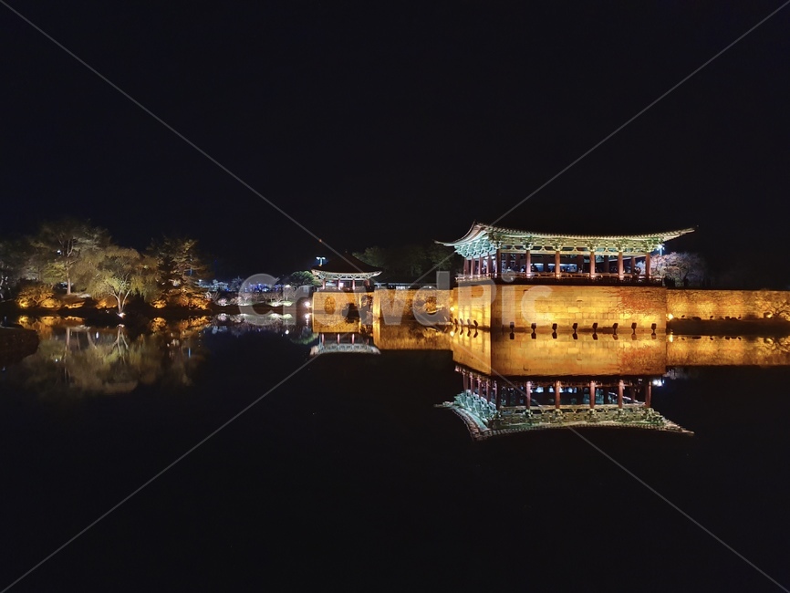 안압지,동궁과월지,야경,저수지,정자,경주,밤,풍경,한국문화,랜드마크,한국랜드마크,architecture,건축물,한국명소,한국관광지,korealandmark