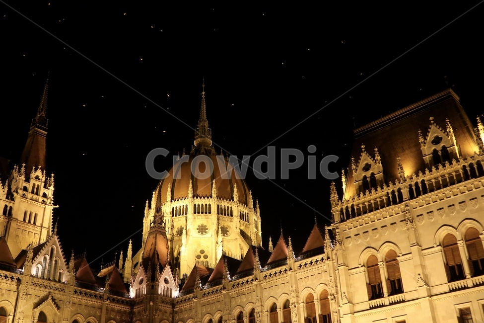 dome,building,Budapest,Capitol,budapest,golden bird,europe,vault,architecture