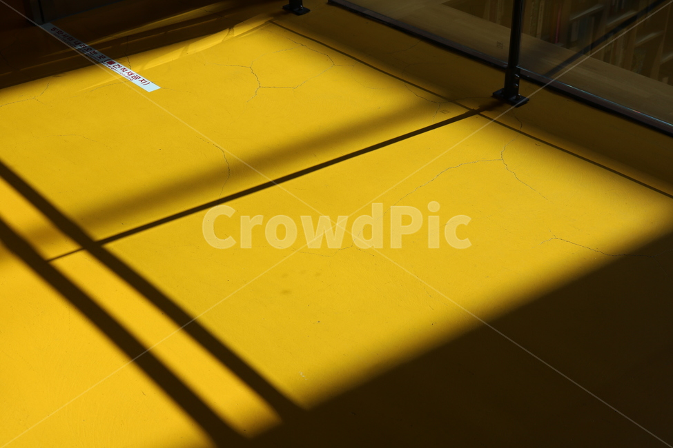햇살,sunshine,yellow,그림자,shadow,따뜻한,풍경,난간,학교,복도,그림자있는풍경,건물내부,실루엣,그림자,silhouette,shadow