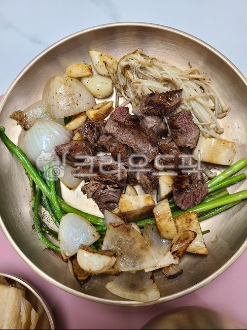 food,음식,식사,한정식,한식,유기그릇,유기그릇플레이팅,플레이팅,집밥,1인식,1인식사플레이팅,건강쌈,현미밥,고기야채볶음