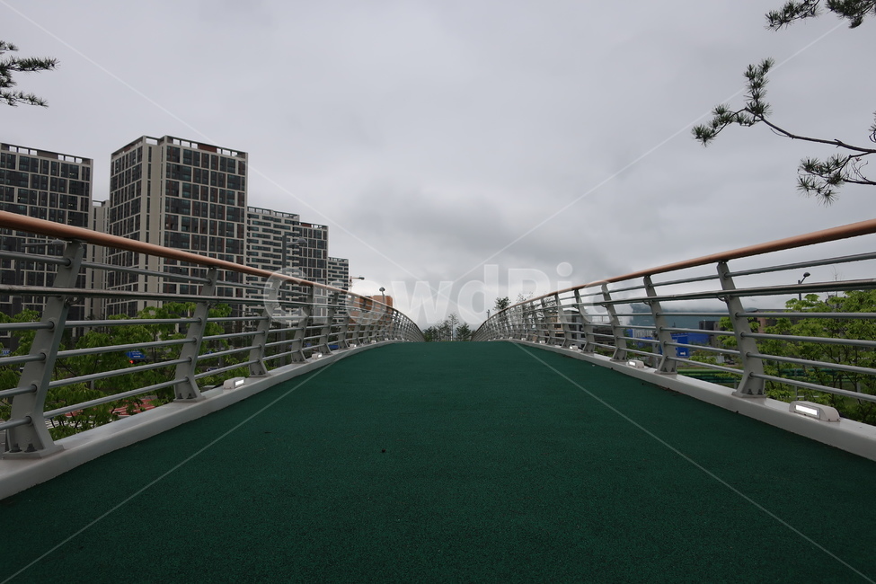 아파트,단지,구름다리,난간,모양,구름,무지개,아스팔트,포장,아치,도시,풍경,city,landscape,handrail,banister,railing,bridge,다리,building,건물