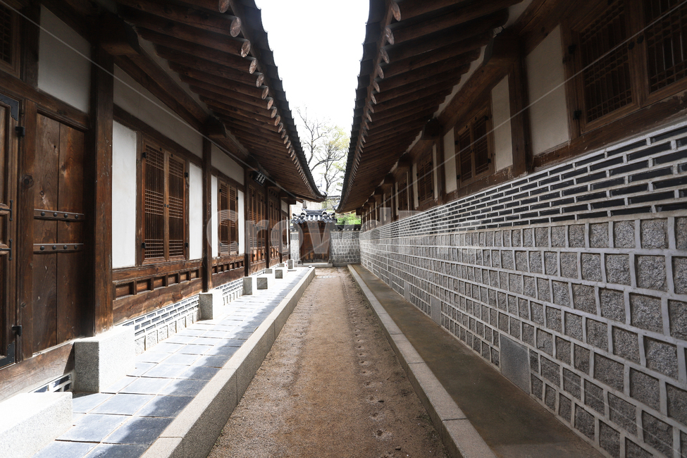 경복궁,문화재,서울,건축,궁전,문,단청,지붕,기와,돌담,돌기둥,고건축,한국,창호지,서까래,석가래,기둥,창살,흙길,주춧돌,추녀,목조건축물,창문,방문,한국전통,한국문화,korean traditional,korean culture,건축물,건물외관,exterior,building,structure,architecture,construction