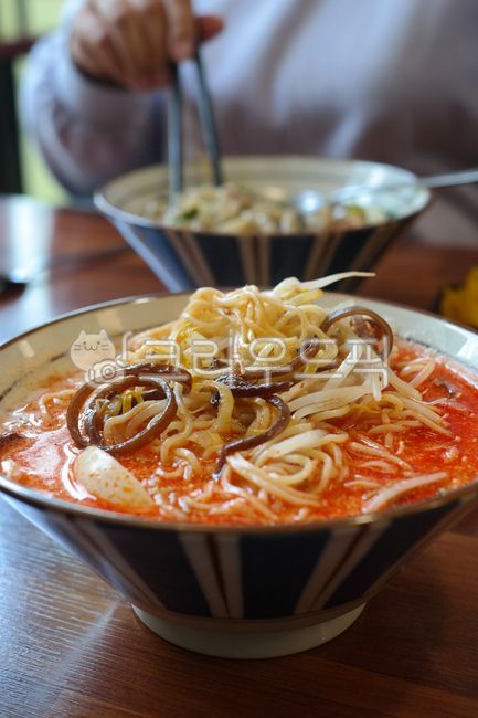 돈코츠라멘,라멘,일식,일본음식,일본요리,면발,면류,면요리,면,누들,국수,육수,국물,수프,식사,요리,음식,숙주,우엉,야채,채소