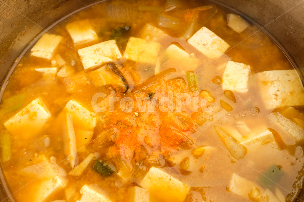 pepper,soup,boiled,soybean paste,Asian culture,sauce,green onion,hot,side dish,pot,Korean food,Asian food,cooking,tradition,mushroom,Umami,Korean culture,spicy,soy bean paste soup,delicious,food,Soup,meal,meat,braided,tofu