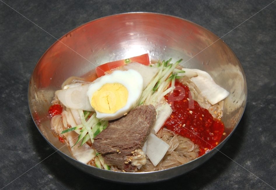 비빔냉면,냉면,한식,음식,면,면음식,여름음식,양념,계란,삶은계란,토마토,무우,고기,소고기,오브젝트,여름,계절,summer,season,음식,식재료,요리,food,cook,meal,dishes,food reserves,면류,면요리,noodles,한식,한국음식,한국요리,korean food,korean dishes,korean meal,korean cook
