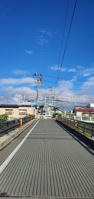 일본풍경,거리,전선,도로,전봇대,일본시골풍경,여유,여유로운,편안한,계절,시즌,식물,초록,날씨,맑은,맑음,맑다,오후,푸른,푸른색,파란,파란색,파랑,sky,세계,일본,시골,시골풍경,foreign,oversea,world,japan,landscape,outdoor,rest,relaxation,healing,feeling,sensible,풍경,경치,옥외,휴식,힐링,감성,분위기,여름,summer,season,하늘,탁트인,마을,마을풍경,일본마을,일본거리,일본시골,일본주택가,street,해외,외국,일본주택,일본가옥