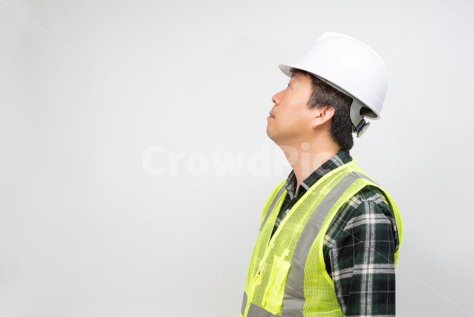 근로자,노동자,노가다,안전모자,안전모,모자,작업복,근무복,안전,산업,1명,남자,남성,한국인,일본인,중국인,아시아인,중장년,40대,50대,건설,건축,인테리어,인부,일용직,비즈니스,카피스페이스,여백,누끼,흰색배경,하얀배경,실내,정면,상반신,노동,일,아빠,중년,노동환경,개념,컨셉,스튜디오,공장,공사장,산업,industry,industrial,연출,컨셉,콘셉,direction,concept