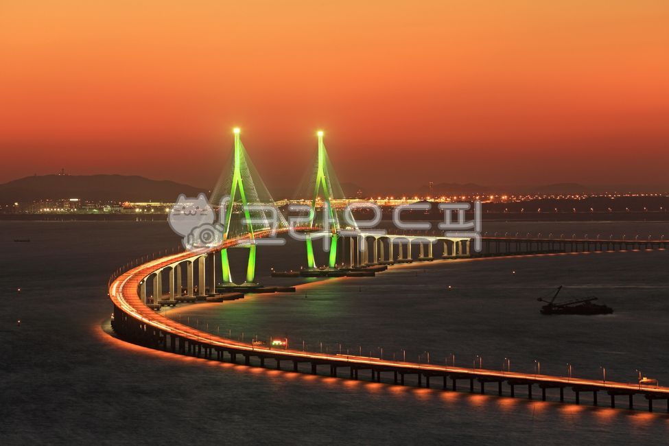 night view,sky,Incheon Bridge,Incheon,scenery,lighting,sea,modern,light,road,background,modern architecture,suspension bridge,bridge,highway,landmark,glow,architecture,traffic,Korea