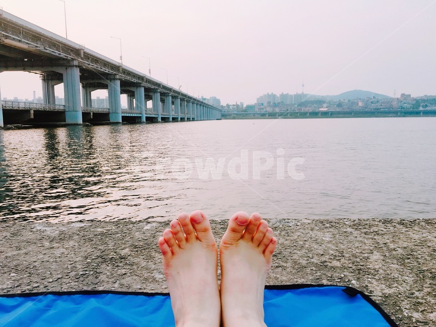 한강,돗자리,발샷,편안함,여유,나들이,한강나들이,hanriver,feet,comportable,relaxed,outing,도시,풍경,city,landscape,한국도시풍경,한국도시경관,korea cityscape,사람,인물,인간,human,person,신체일부,몸,body,water,물,waterfront,워터 프론트,toe,발가락,port,포트,pier,교각,dock,독