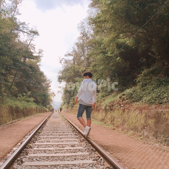 철길,뒷모습,남자,항동철길,혼자,걷다