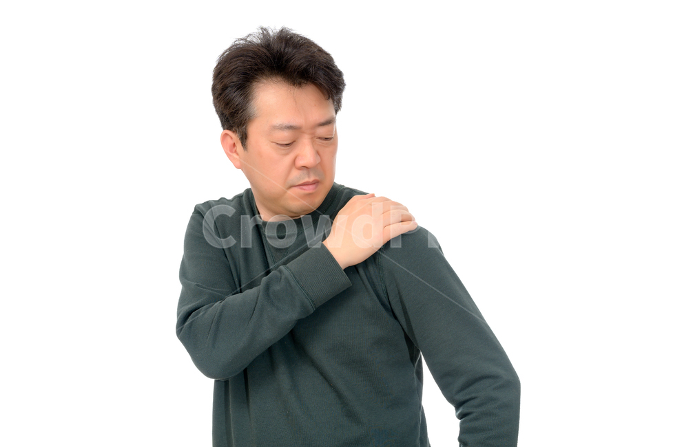 오십견,어깨결림,1명,1인,한국인,중국인,일본인,아시아인,남자,중년,중장년,4050세,사업,하얀배경,웃는,상반신,혼자,어깨통증,통증,어깨,의료,관절통,관절염,남성,건강,병,50대,40대,어른,고통,근육통,누끼,사람,인물,인간,human,person,남성,남자,man,male