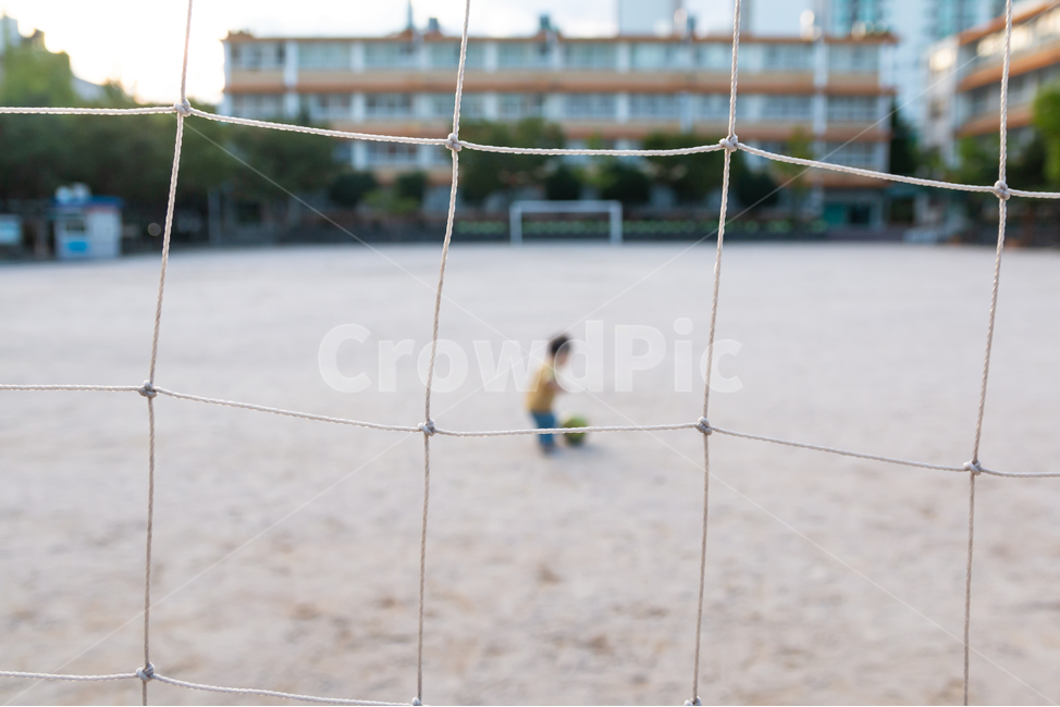 축구공,축구,운동장,장난,놀이,귀여운,작은,아기,아이,어린이,어린,육아,남자,남자아기,남자아이,인물,야외,운동,스포츠,공,혼자,외로운,모래,사람,인물,인간,human,person,영유아,아기,애기,아이,infants,baby,스포츠,레저,운동,sports,leisure,exercise