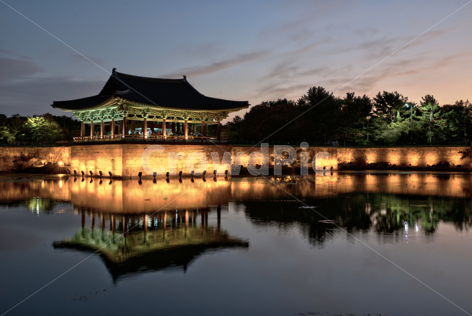 동궁,월지,신라,기와,별궁,풍경,다채로운색,정원,일몰,문화,경주,전통,고요,야외,물,한국,밤,아시아,옛날,자연,반사,유명,하늘,궁전,건축,랜드마크,휴가,아름다운건물,연못,야경,밤,풍경,nightscape,night,landscape,랜드마크,landmark,tourist attraction,한국랜드마크,한국관광지,한국명소,korea landmark,korea tourist attraction