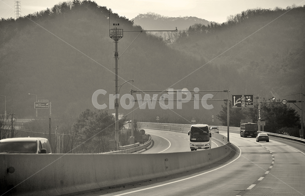 고속도로,차량,주행,도로,자동차,운전,고속버스,흑백,흑백,모노톤,monochrome,black and white,교통,교통수단,traffic,transportation