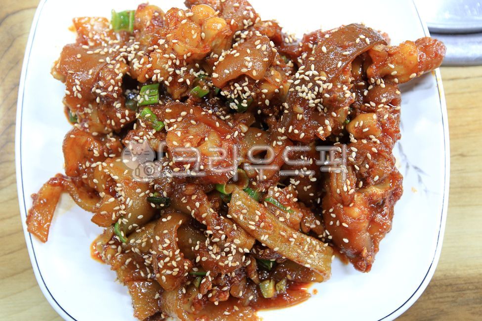 족발,돼지고기,육류,고기,족발무침,요리,음식,참깨,매콤한,양념,술안주,미니족발,돼지껍데기,뼈,뼈다귀,삶은돼지고기,고기음식,고기요리,돼지,접시,그릇,dish,야식,미식가,seasoning