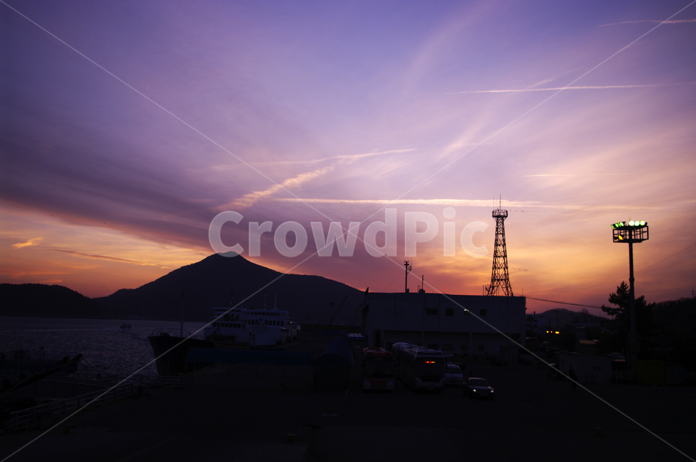 일출,sunrise,바다,풍경,여객선,배,섬,항구,노을,하늘,구름,자연,풍경,nature,landscape,outdoors,옥외,dusk,황혼,sunset,일몰,sky,dawn,새벽,red sky,붉은 하늘
