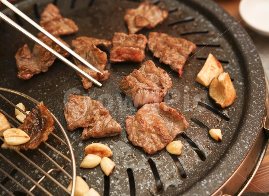 식사,고기,소고기,술자리,모임,육류,소,먹방,푸드,구이,만남,육즙,육질,맛집,풍미,한끼,한잔,갈비,젓가락질,젓가락,음식,식재료,요리,food,cook,meal,dishes,food reserves,육류,고기,meat,한식,한국음식,한국요리,korean food,korean dishes,korean meal,korean cook