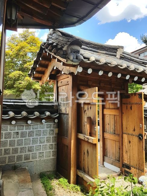 한옥,Hanok,목조건축물,woodenbuilding,고택,woodenarchitecture,강릉선교장,하늘,문화재,Koreaoldhouse,culturalproperty,기와,기와지붕,집,sky,pinetree,Koreatradition,traditionalhouse