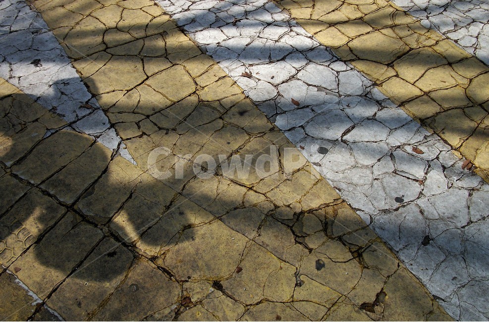 크랙,도로표지,노랑,하얀색,안전지대,표시,crack,yellow,white,safetyzone,traffic,safetyisland
