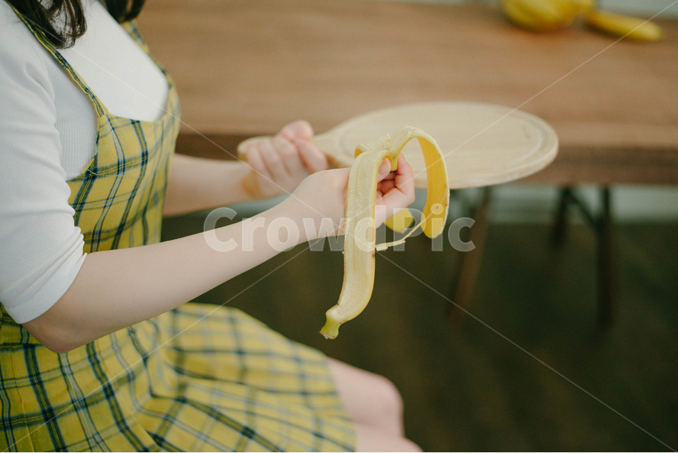 바나나,노랑,yellow,banana,손,원피스,노란색,노랑색,컨셉,concept,과일,열매,열대과일,프루트,fruit,먹을것,음식,식품,신선도,디저트,cook,food,나무도마,도마,우드테이블,우드,wood,상반신,과일,열매,fruit,색깔,색상,색채,색감,color sense,color sensitivity,feeling of color
