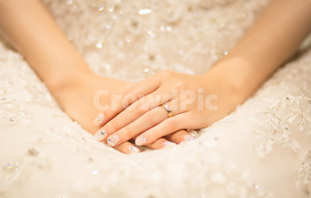 결혼반지,네일,네일아트,드레스,금반지,다이아반지,웨딩네일,사람,손,여성,여자,결혼,웨딩반지,dress,marry,wedding,nail,ring,감성,기념일,단아함,신체일부,몸,body,결혼,혼례,웨딩,wedding,marriage,marry