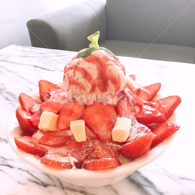 딸기,치즈,빙수,딸기빙수,딸기아이스크림,아아스크림,딸기우유,민트,허브,슬라이스치즈,대리석,대리석테이블,카페,여름
