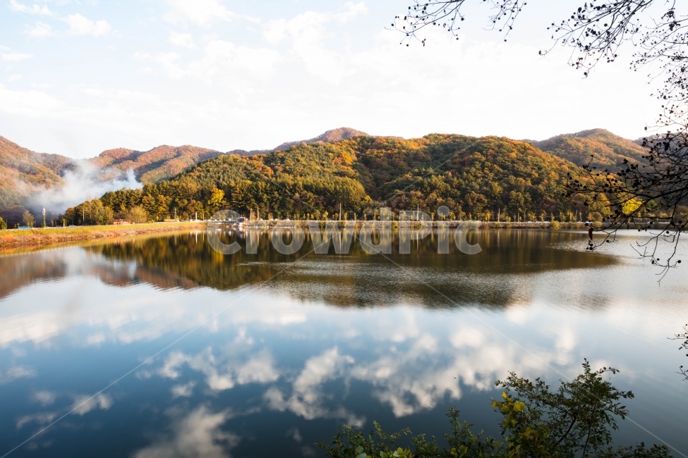 반영사진,하늘,파란하늘,맑은하늘,몽환,몽환적,가을,계절,fall,autumn,season,자연,풍경,nature,landscape,한국자연풍경,한국자연경관,korea nature landscape,water,물,outdoors,옥외,lake,호수