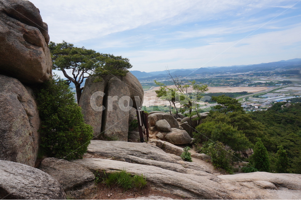 바위,용봉산,봄,초록,풍경,맑음,자연,풍경,nature,landscape,한국자연풍경,한국자연경관,korea nature landscape,outdoors,옥외,building,건물,bunker,벙커