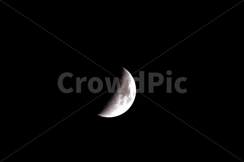 상현달,달,자연,moon,하늘,자연,풍경,nature,landscape,야경,밤,nightscape,night,흑백,모노톤,monochrome,black and white,outer space,대기권 밖,astronomy,천문학,outdoors,옥외,universe,우주