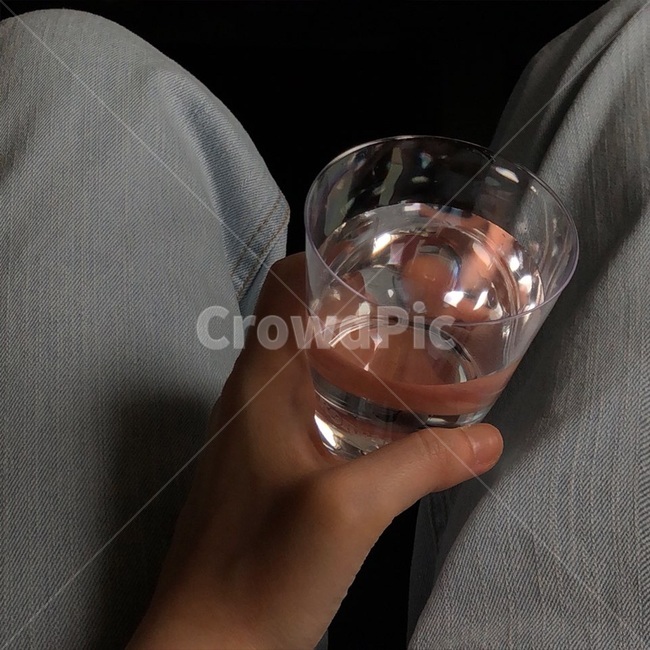 유리잔,물잔,물,컵,여자손,바지,청바지,물들고있는모습