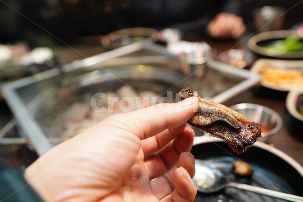 고기,육류,갈비,돼지,불판,구이,술안주,식사,먹방,먹거리,음식,푸드,사람,인물,인간,human,person,신체일부,몸,body,음식,식재료,요리,food,cook,meal,dishes,food reserves,육류,고기,meat