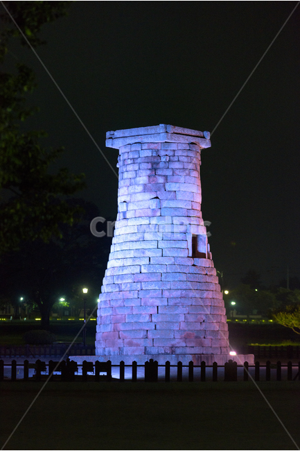 경주,야경,첨성대,유적,문화재,신라,야경,밤,풍경,nightscape,night,landscape,랜드마크,landmark,tourist attraction,한국랜드마크,한국관광지,한국명소,korea landmark,korea tourist attraction,건축물,건물외관,exterior,building,structure,architecture,construction,건물,tower,탑