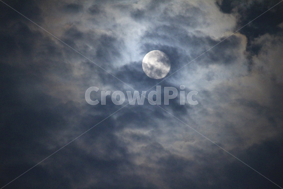 달,구름,흐림,휴일,휴식,감성사진,자연,풍경,nature,landscape,outdoors,옥외,night,밤,astronomy,천문학,moon,space,우주,universe,outer space,대기권 밖