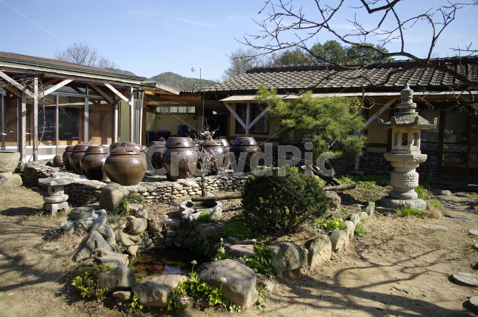 마당,한옥,장독대,옹기,항아리,석탑,전통,한국전통,한국문화,korean traditional,korean culture,건축물,건물외관,exterior,building,structure,architecture,construction