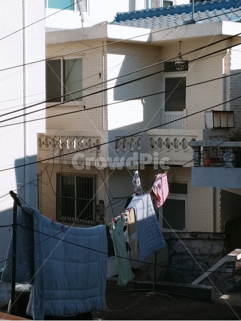 이불빨래,이불,주택,페인트건물,전선,전깃줄,옥상,건축물,건물외관,exterior,building,structure,architecture,construction