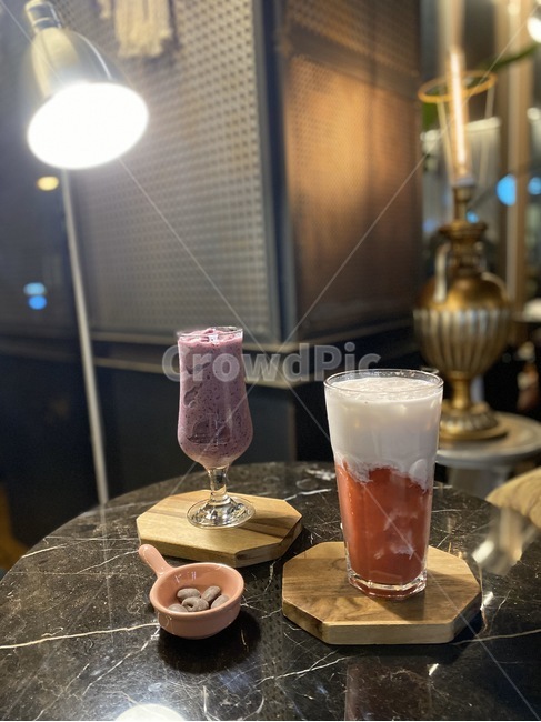 블루베리스무디,딸기라떼,카페,조명,엔티크,빈티지,coffee,스무디,땅콩,커피