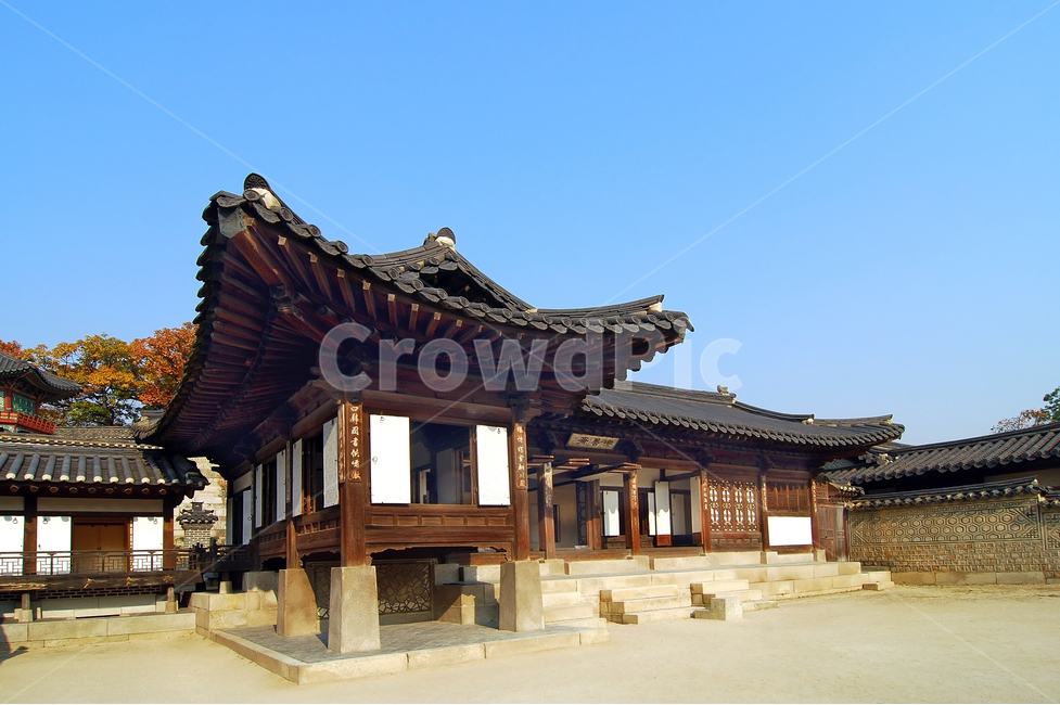한옥,기와집,건축,전통건축,한국,전통,한국전통,집,가옥,창덕궁,낙선재,고궁,궁,마당,계단,하늘,배경,백그라운드,전통가옥,역사,고택,주택,전통건축물,가을,계절,fall,autumn,season,한국전통,한국문화,korean traditional,korean culture,랜드마크,landmark,tourist attraction,한국랜드마크,한국관광지,한국명소,korea landmark,korea tourist attraction,건축물,건물외관,exterior,building,structure,architecture,construction,건물,temple,신전