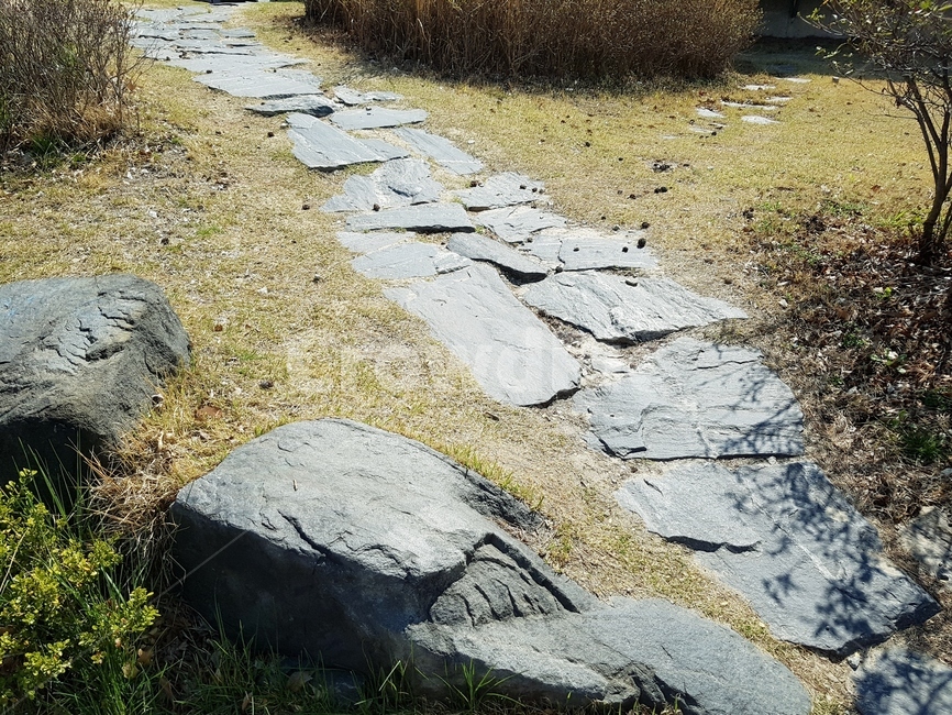 돌계단,봄,벽돌,조형물,빨강벽돌,돌길,산책로,벽돌길,잔디,풀,새싹,꽃,약수터,공원,화단,나무