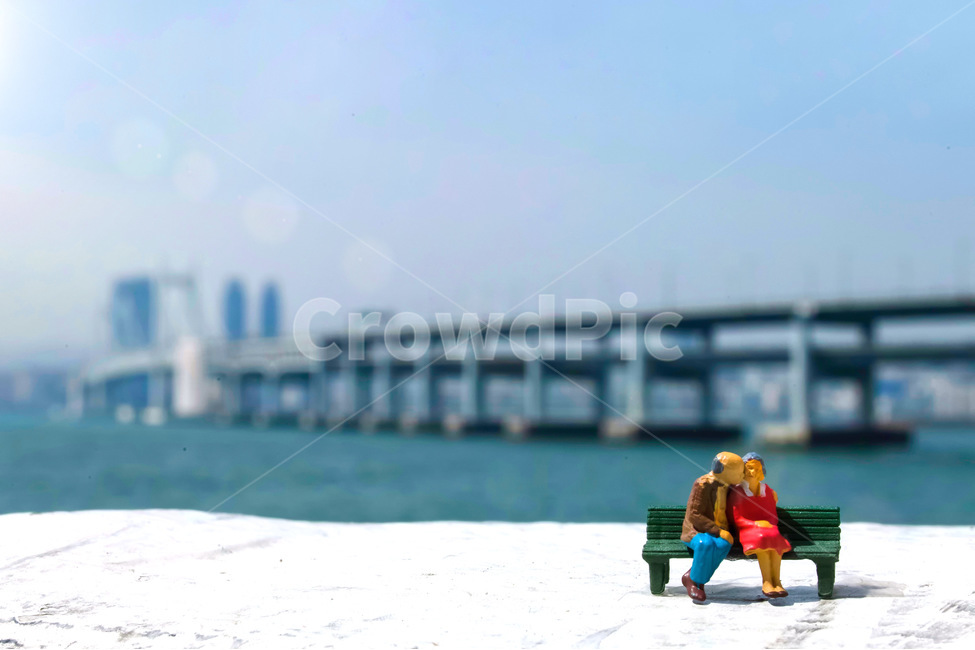 봄,나들이,행복,광안대교,부산,바다,미니어처,plasticpeople,부부,입맞춤,조각상,동상,석상,조형물,statue,bronze statue,stone statue,연인,커플,사랑,lover,couple,연출,컨셉,콘셉,direction,concept