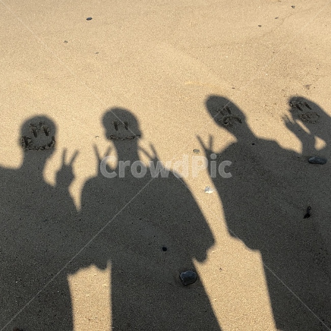 포항,해수욕장,남자,스마일,모래장난,모래,인물실루엣,사람실루엣,character silhouette,human silhouette,친구,우정,friendship,companion,outdoors,옥외,sand,nature,자연