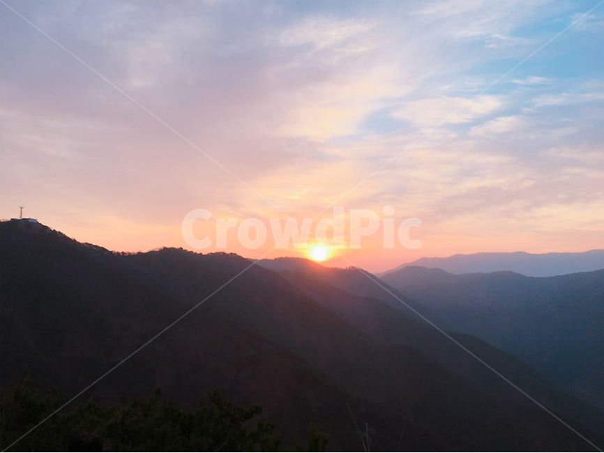 해돋이,새벽,해,태양,하늘,산,정상,산정상,분홍,자연,풍경,새벽하늘,구름,sunrise,mountain,새벽녘,경관,자연,풍경,nature,landscape,outdoors,옥외,mountain range,산맥