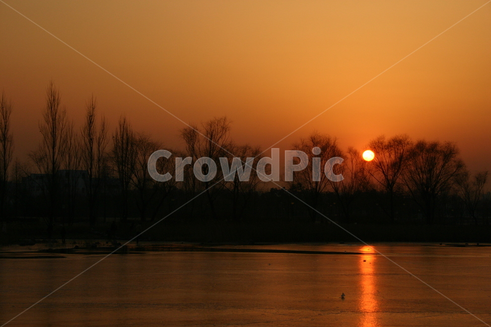 석양,노을,일몰,태양,해,호수,강,저녁,하늘,평화로움,조용,시골,sunset,lake,water,sky,sun,landscape,sunrise,nature,clouds,trees,river,reflection,morning,dusk,forest,tree,orange,fog,dawn,yellow,evening,beautiful,silhouette,pond,golden,memory,recollection
